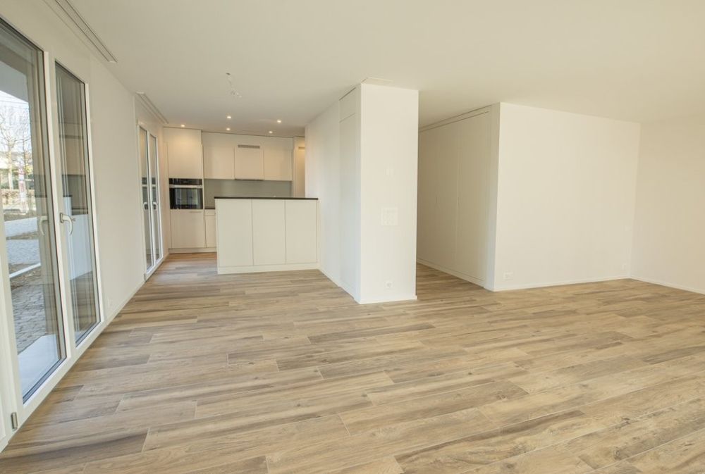 Grosszügige, helle Wohnung mit Sitzplatz und eigener Waschküche - Zimmer