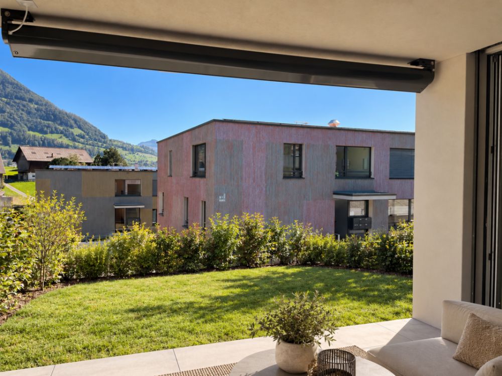 3.5-Zimmer-Gartenwohnung mit 118 m² Wohnkomfort - Erstbezug in Merlischachen - Gedeckter Sitzplatz und privater Garten mit Blick auf die Rigi traumhaft eingebettet