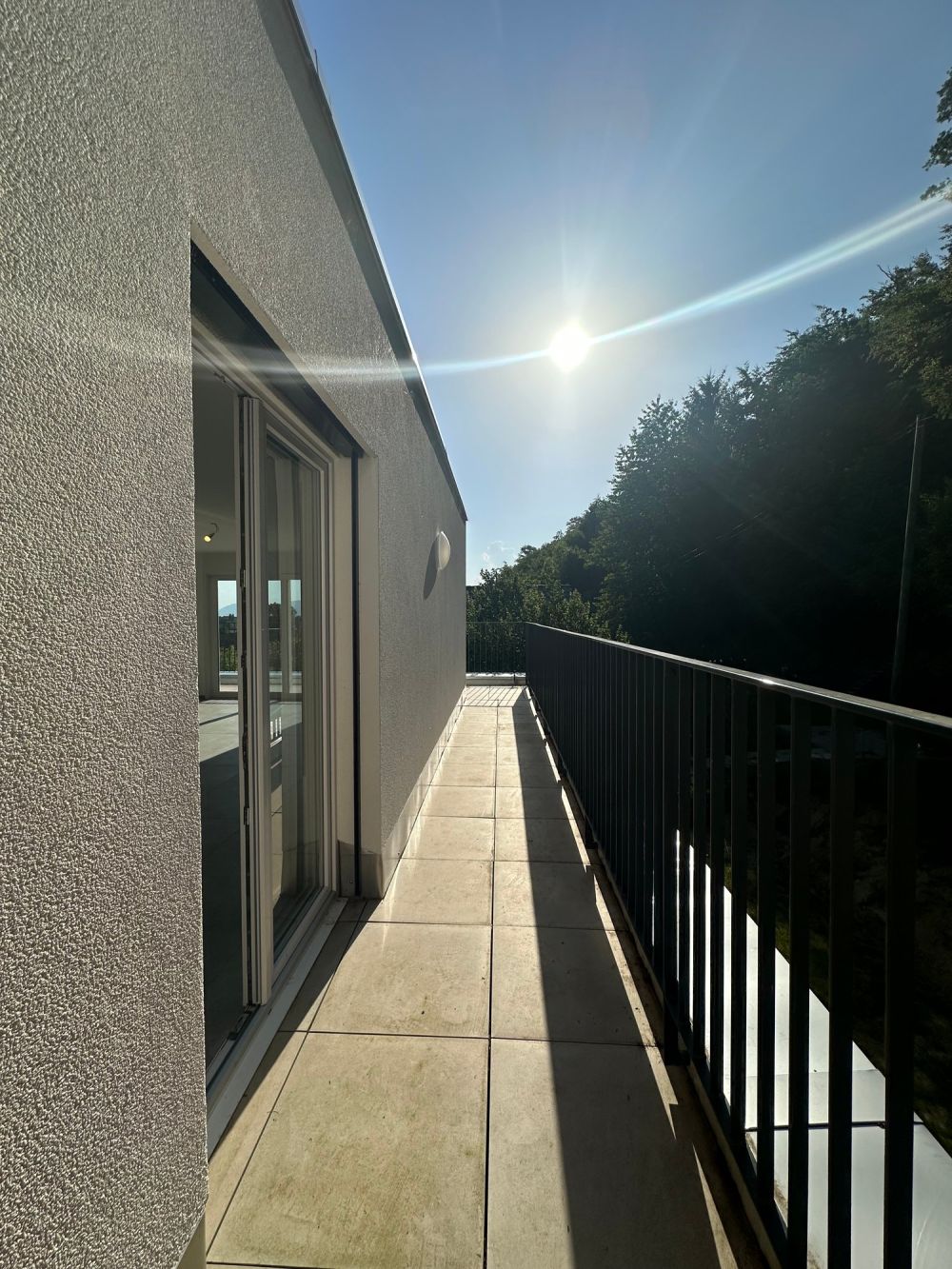 Exklusives Attika-Wohnerlebnis – direkter Liftzugang, spektakuläre Aussicht und grosszügige Terrasse - Bild 2