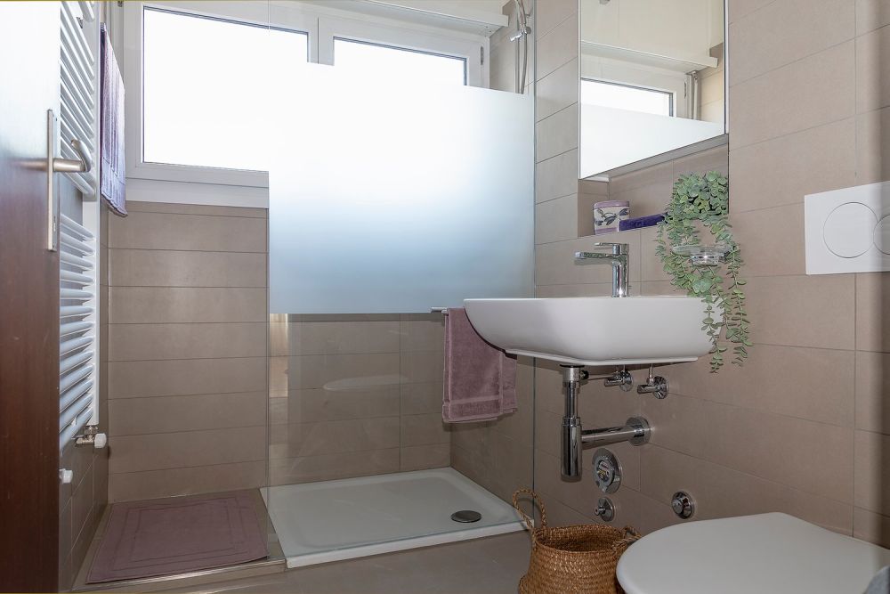 Caslano-Di fronte alla stazione FLP-Affittiamo 3 locali rinnovato - Bagno 1