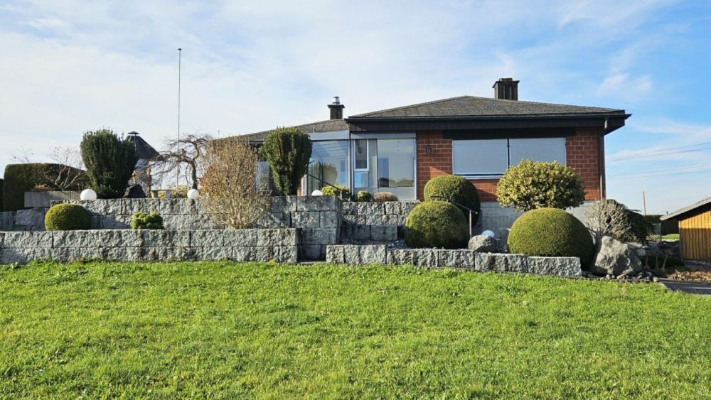 Freistehendes 4.5- bis 5.5-Zimmer-Einfamilienhaus mit schöner Gartenanlage und einigen Extras - Bild 2