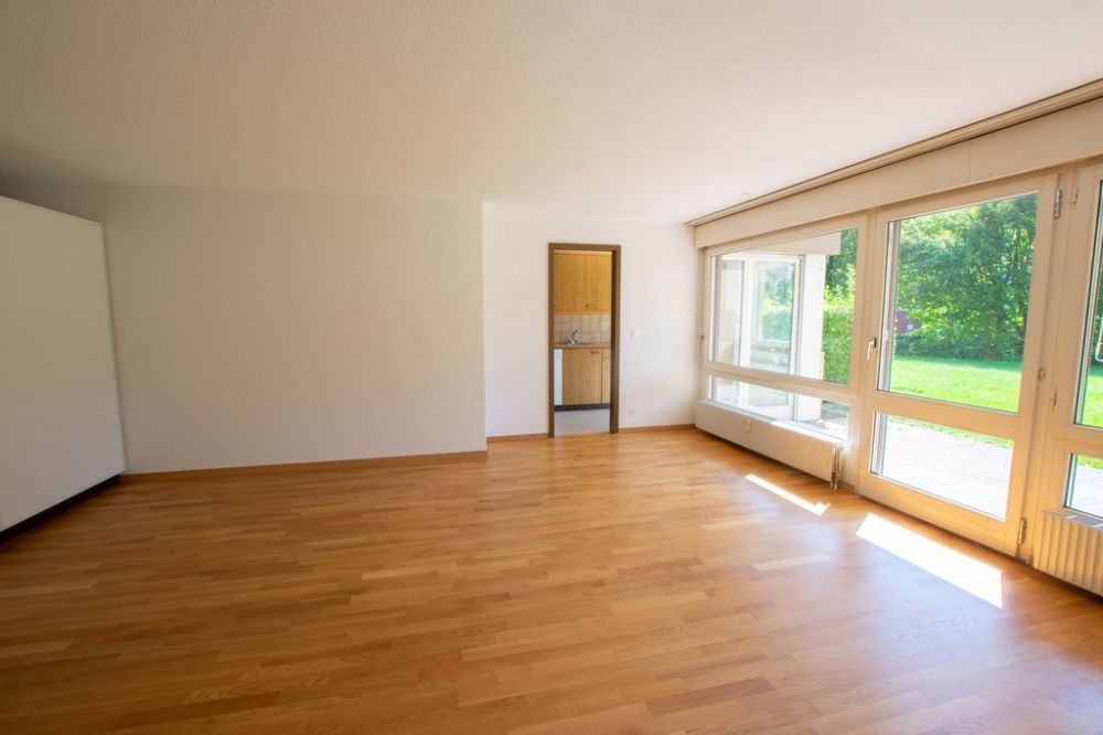 Befristete 4.5-Zimmer-Erdgeschosswohnung mit 2 Sitzplätzen - Wohnzimmer