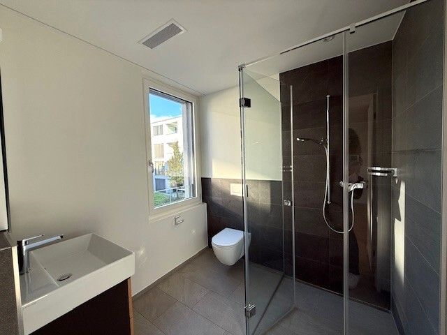 Neubau Wohnung in mitten von Aesch - Dusche.jpg