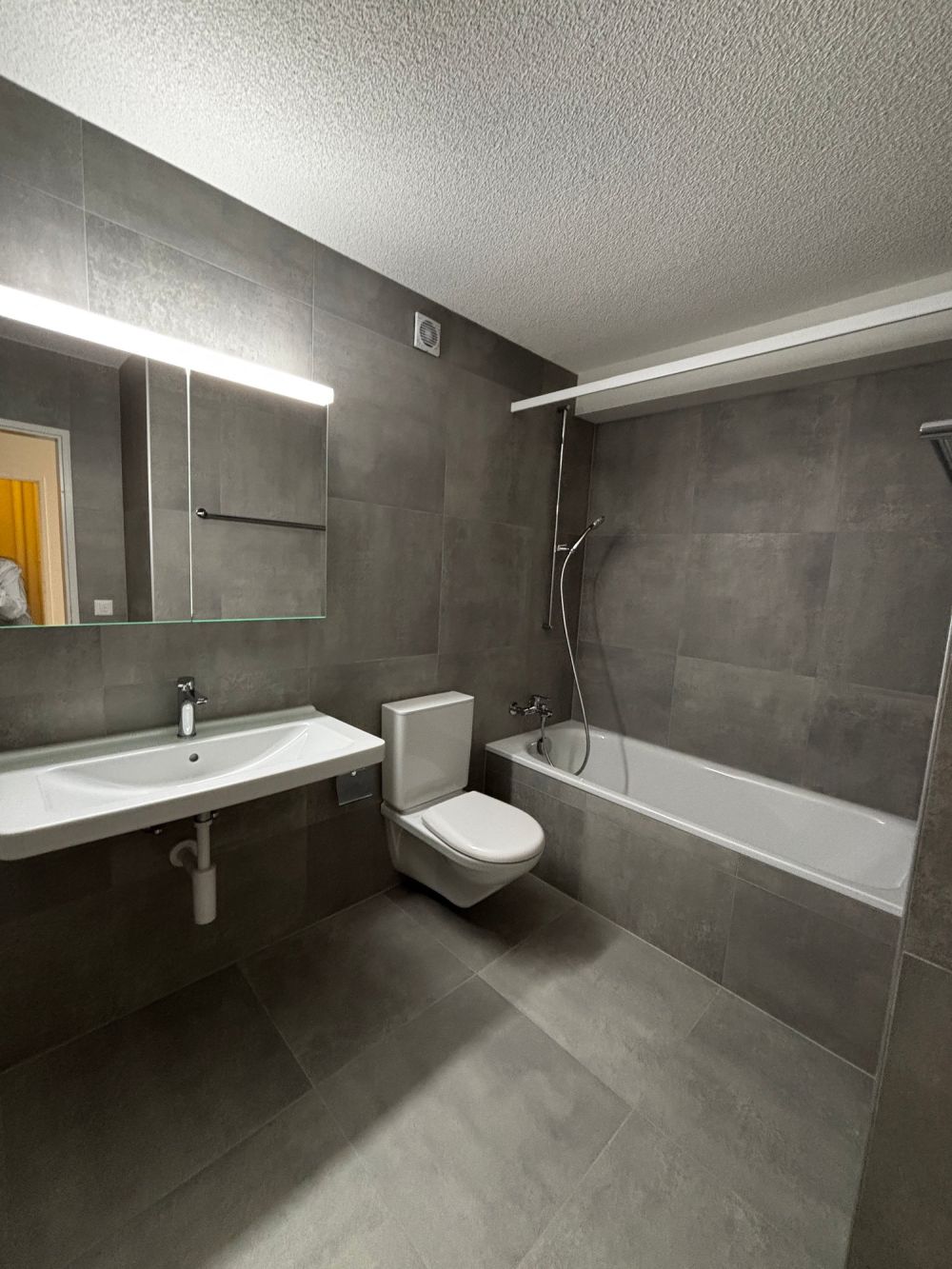 ERSTVERMIETUNG: 4.5-Zi-Wohnung mit Balkon in Brügg im Eigentumsstandart - Bild 7