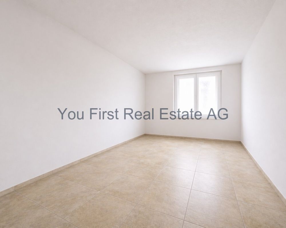 Stilvoll renovierte 3.5-Zimmerwohnung im Erstbezug mit Balkon und Gar - Helles Zimmer mit Fensterfront und Fliesenbelag