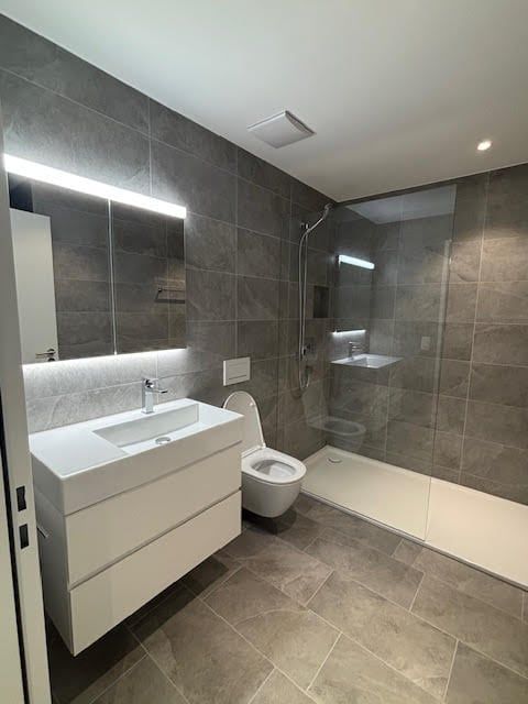 Moderne 3.5-Zimmer-Neubau-Wohnung mit grossem Balkon - Bild 8