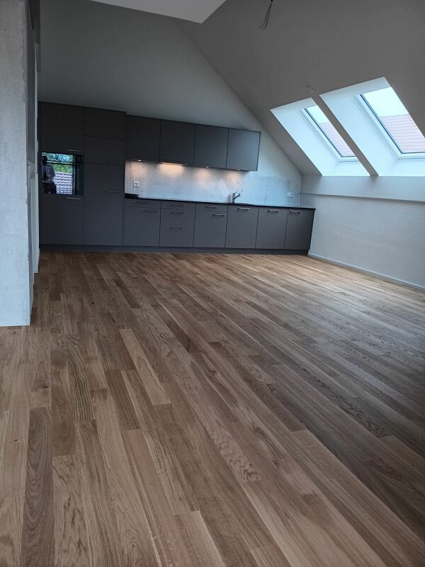 Wohnen und Arbeiten unter einem Dach in einer traumhaften 4.5- Zi- Dachwohnung mit Galerie - Bild 2
