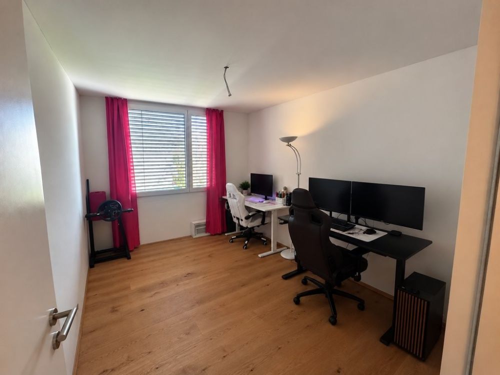 Moderne 4.5-Zimmer-Wohnung beim Bahnhof Cazis - Schlafzimmer_klein.png