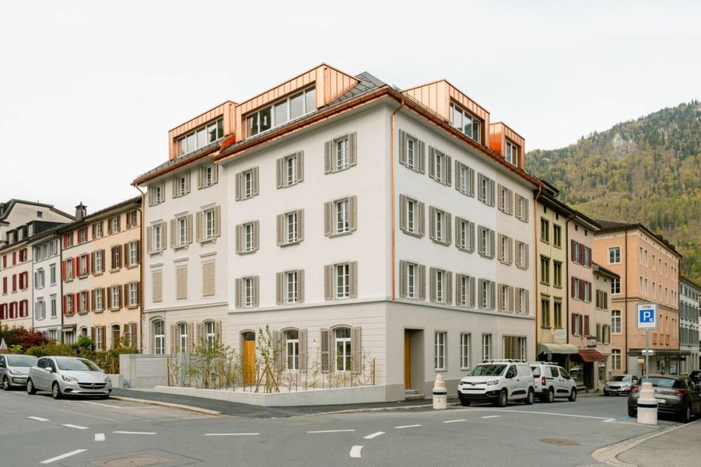 Erstvermietung "Haus Fridolin": Moderne Dach-Maisonettewohnung mit Balkon im Herzen von Glarus - Bild 1