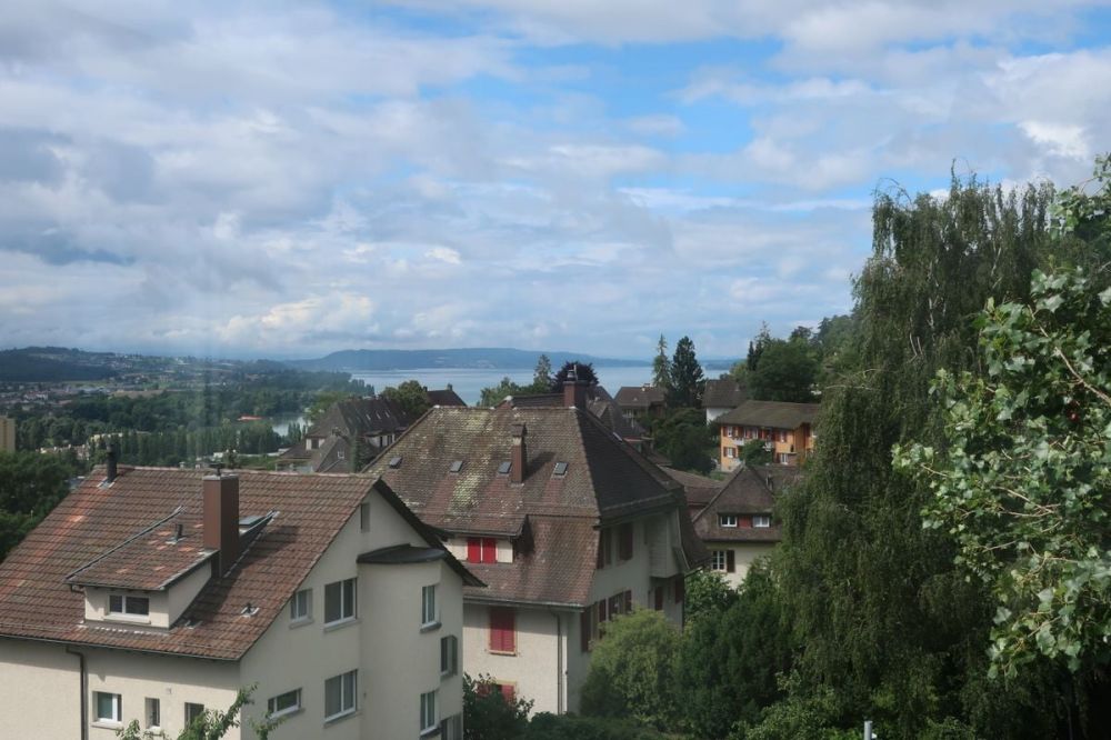 Magnifique appartement 2.5 pièces entièrement rénové - cadre moderne avec vue dégagée - Bild 2