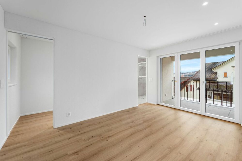 Erstbezug 5,5 Zimmer-Doppeleinfamilienhaus - Schlafzimmer mit Zugang zum Bad