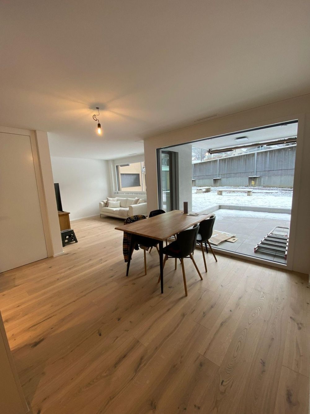 Helle und moderne 2.5 Zimmerwohnung im steuergünstigen Bäch SZ - Essbereich