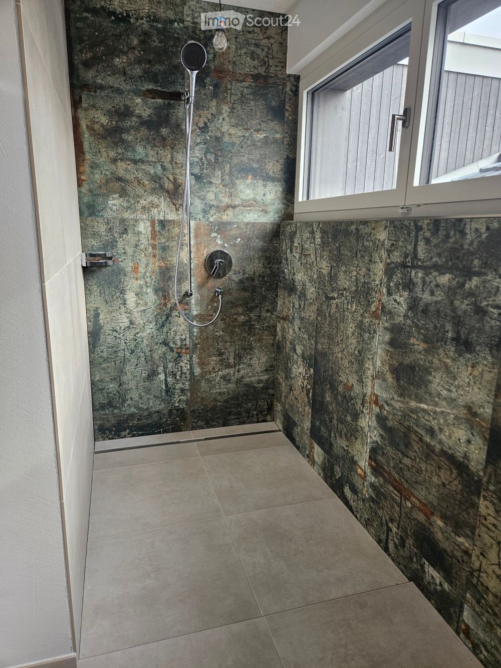 Erstvermietung: Moderne 3.5 Zimmer Neubauwohnung mit 75 m² Sitzplatz, Balkon & traumhafter Weitsicht - Bild 12