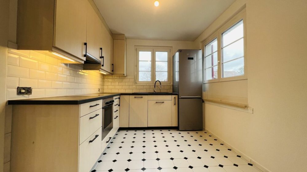 Neu renoviertes 6-Zimmer Doppelhaus mit Parkplätzen, Sitzplatz und Garten - Bild 3