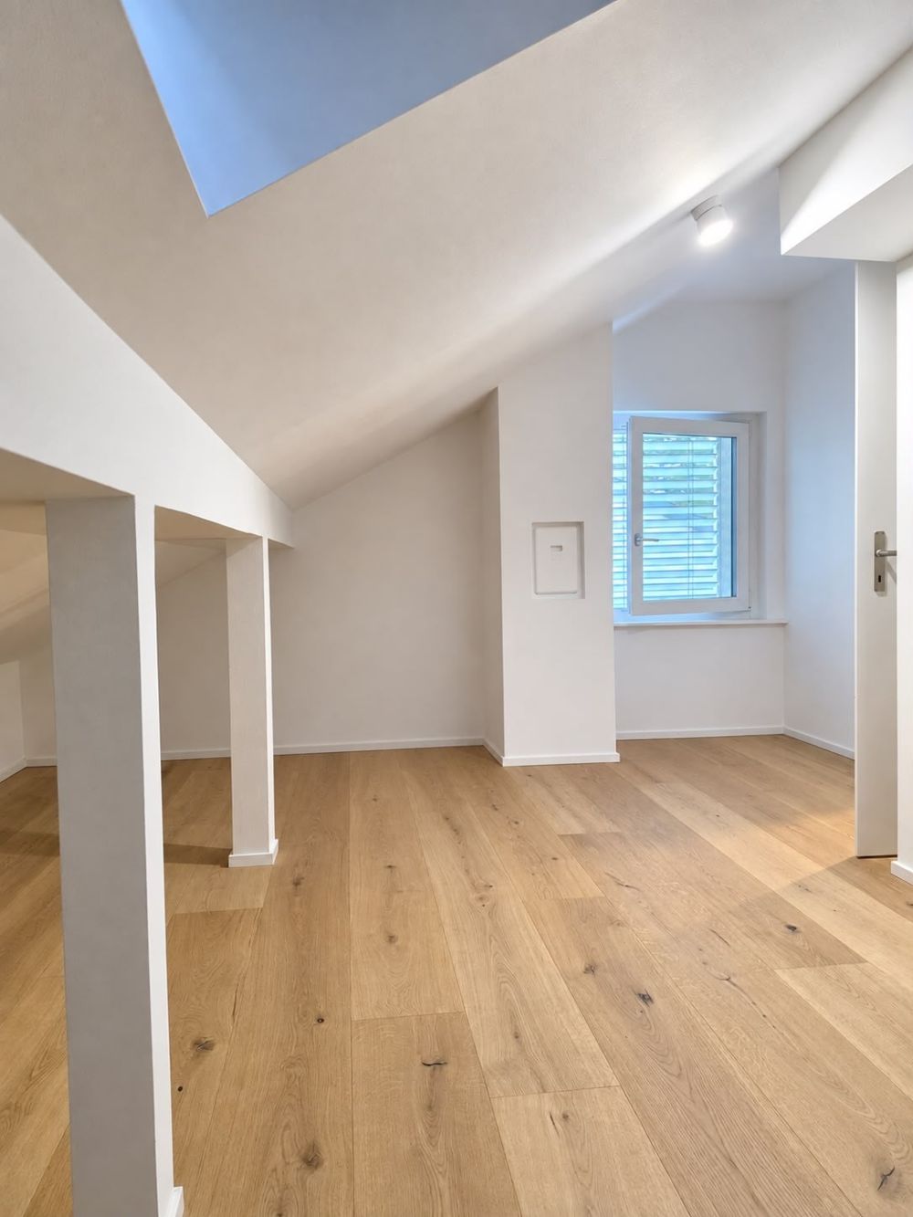 Erstbezug nach Sanierung: Charmante 2.5-Zimmer-Dachwohnung in Dübendorf - Bild 1