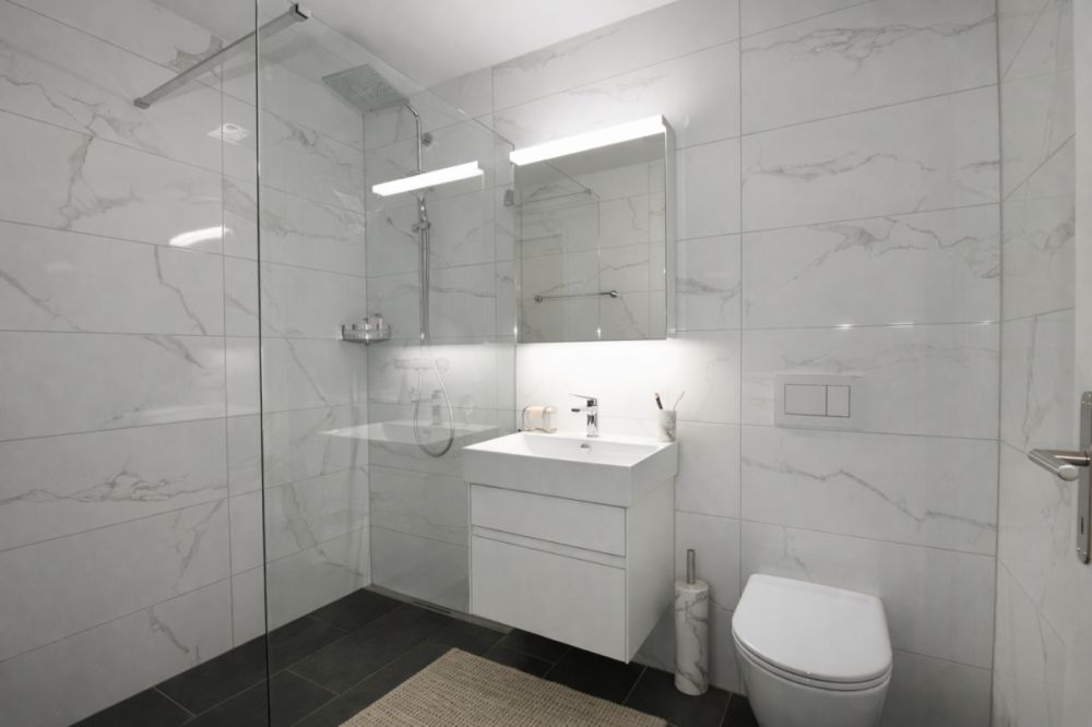 Moderne 2.5-Zimmer-Neubauwohnung mit Balkon - Bild 3