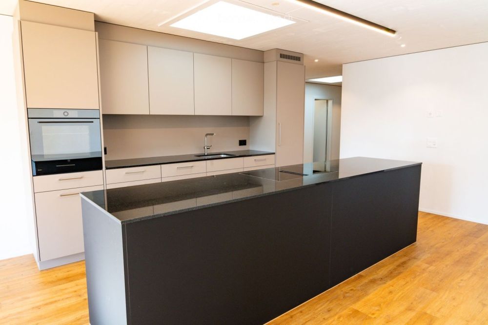 Moderne 4.5-Zimmer-Neubau-Wohnung mit Blick über Hausen - Bild 3