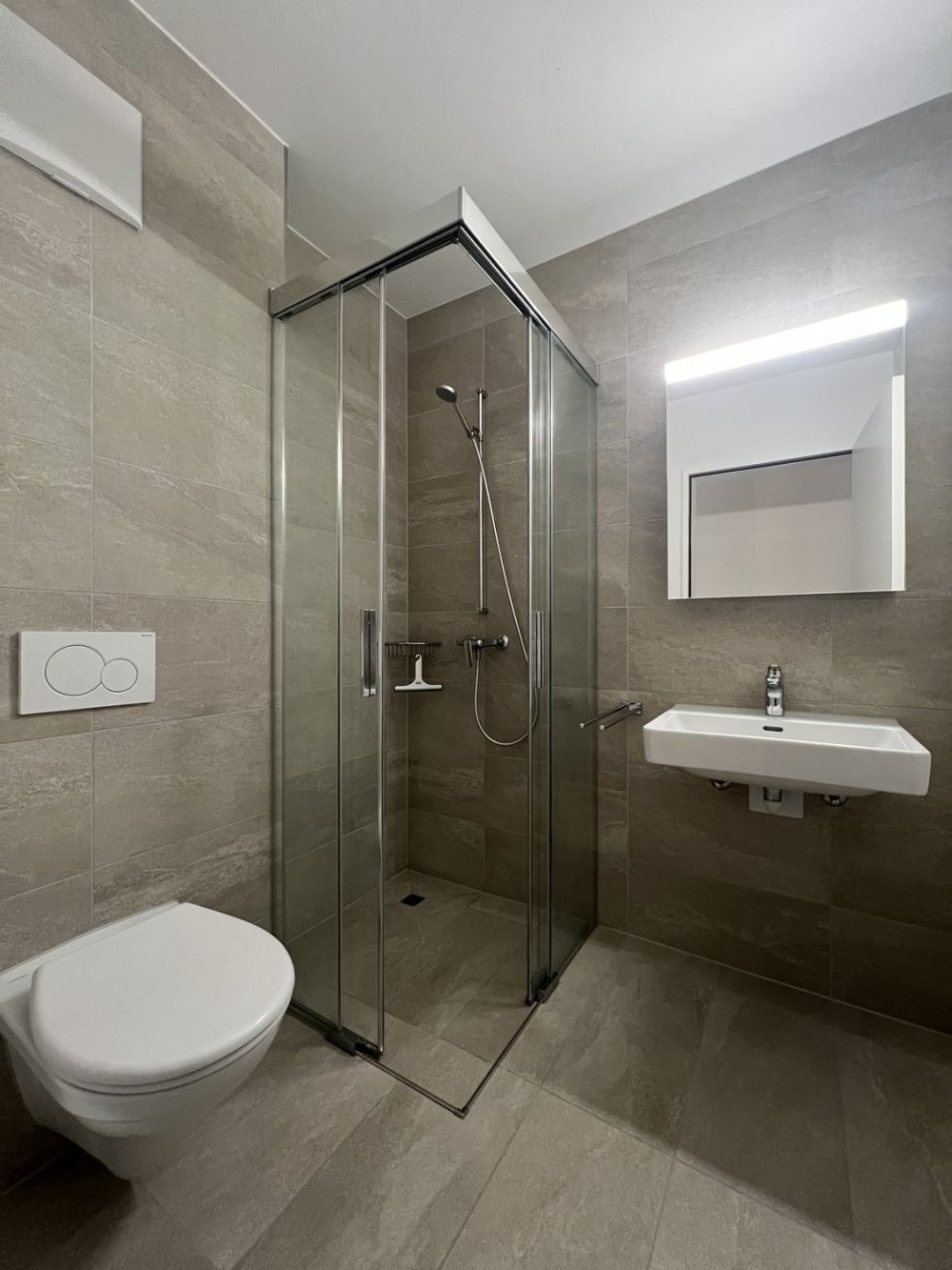 Moderne 4.5-Zimmer-Attikawohnung zu vermieten - 09 Bad mit Dusche