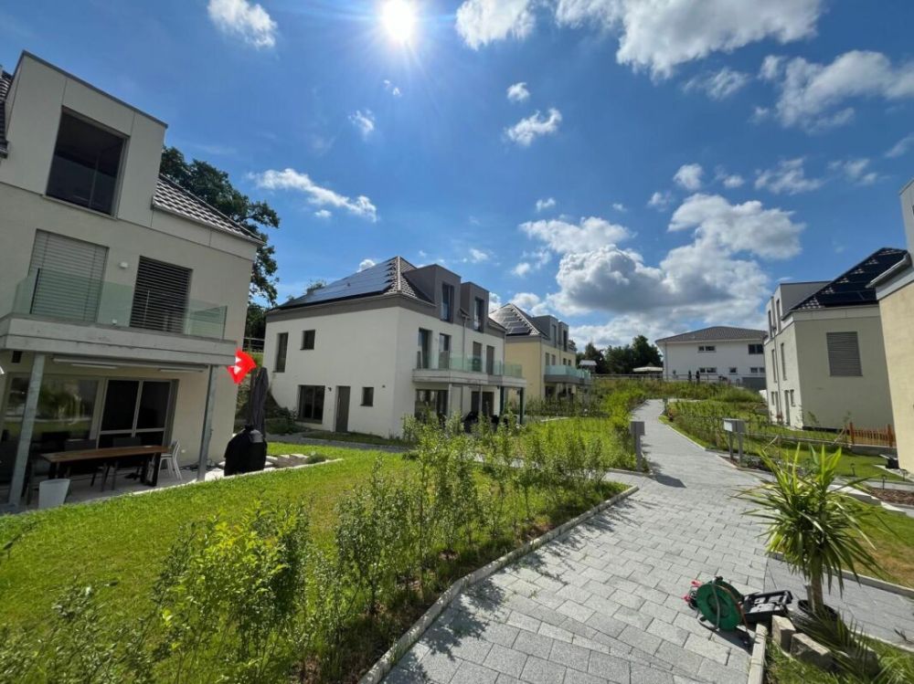Neuwertiges Doppel-Einfamilienhaus (F1) mit 2 Nasszellen, 2 Parkplätzen, Garten und Sitzplatz - Bild 1