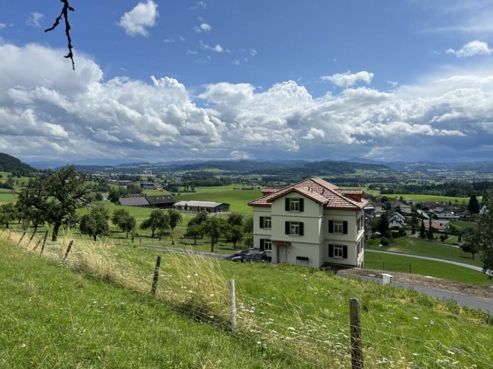 Ruhe, Grün & Weitblick - 5-Zimmer-Maisonette-Wohnung in besonderer Lage - Aussenansicht