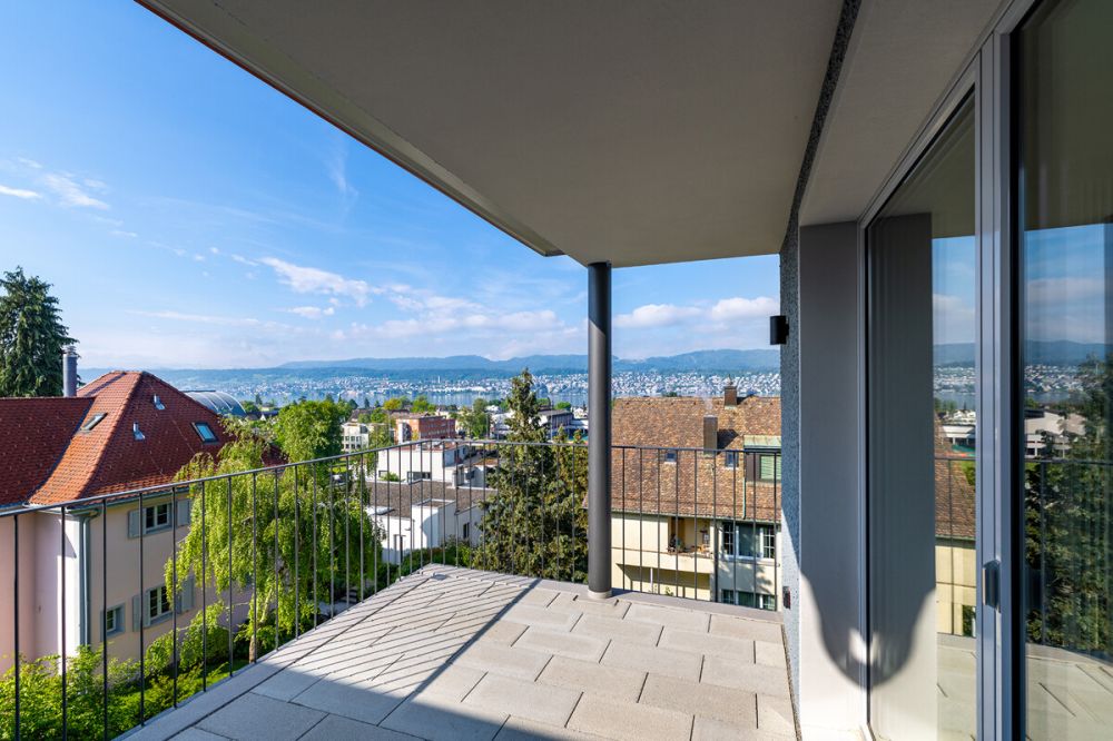 Küsnacht: totalsanierte, stilvolle Dachmaisonette mit Seesicht - Balkon