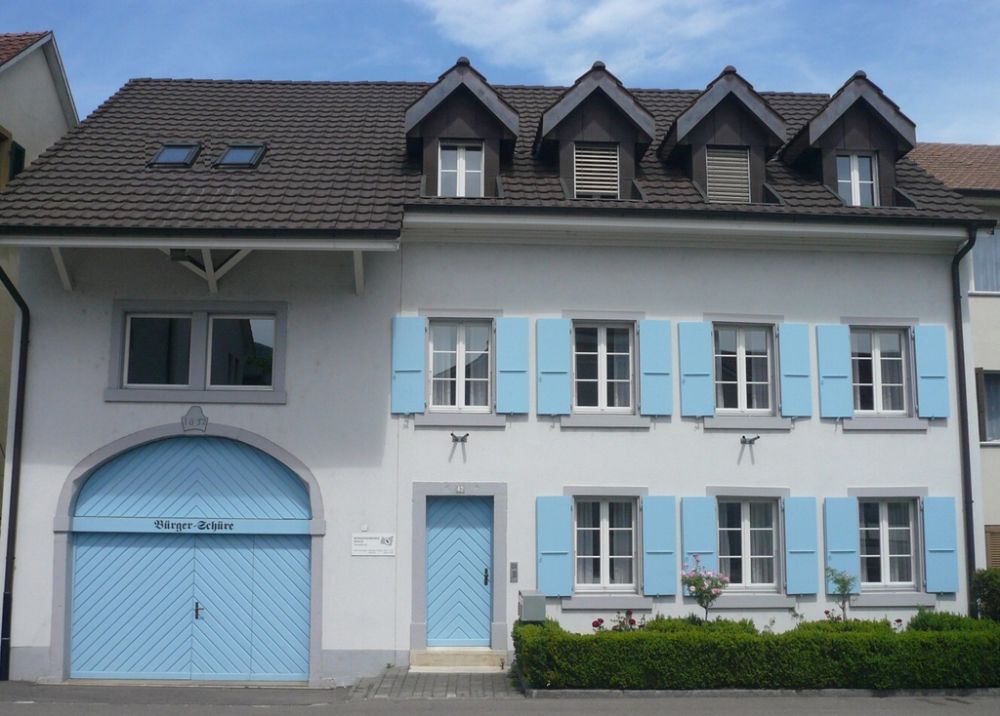 Erstbezug nach Sanierung - Dachwohnung Bürgergemeinde Aesch - Ansicht_2.jpg