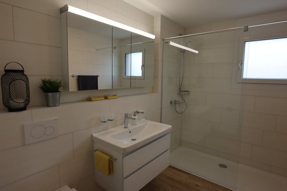 Moderne Gartenwohnung mit eigener Waschküche - Badezimmer