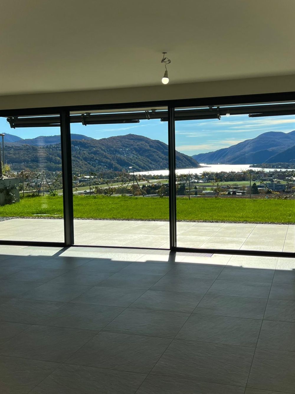 Moderno appartamento 2.5 locali con vista lago in prima locazione - Bild 1
