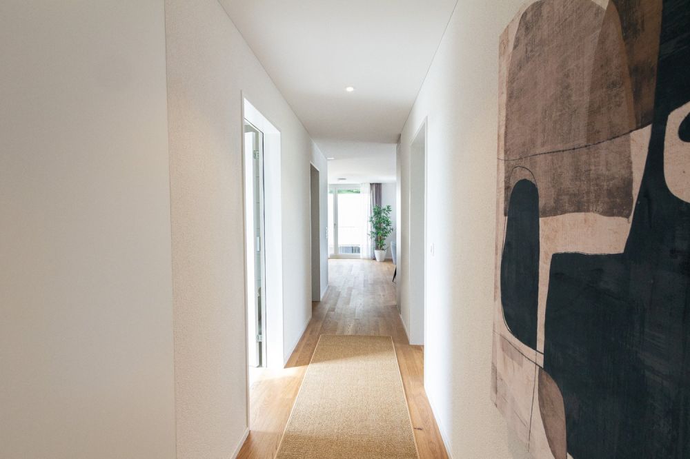 Erstvermietung: Traumhafte 2.5-Zi-Neubau-Attika mit 67 m² Terrasse und Weitsicht - Bild 5