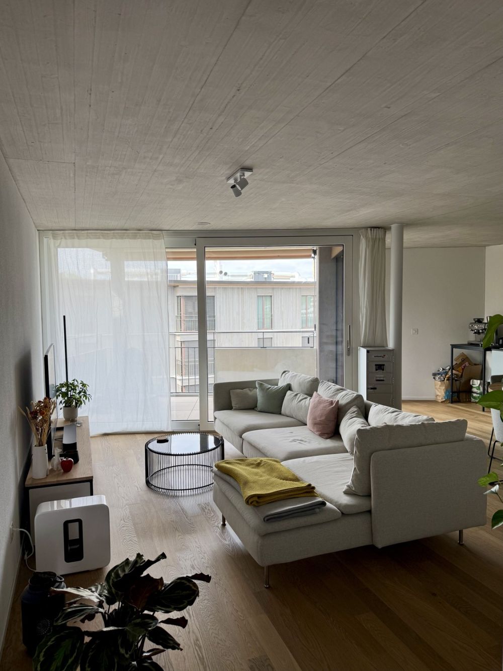 Moderne 2.5-Zimmerwohnung im 5. OG – naturnah wohnen in Kloten - Wohnzimmer