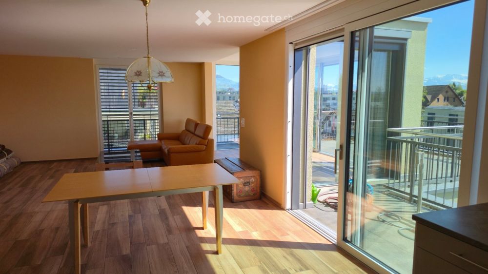 Moderne 2.5-Zimmer-Attika-Wohnung mit Berg/Stadtblick - Bild 2