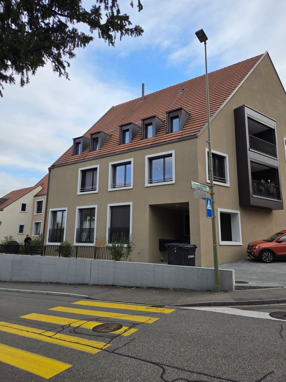 Zentralgelegene, moderne 2.5 Zimmerwohnung im EG in Pfeffingen - Eckansicht