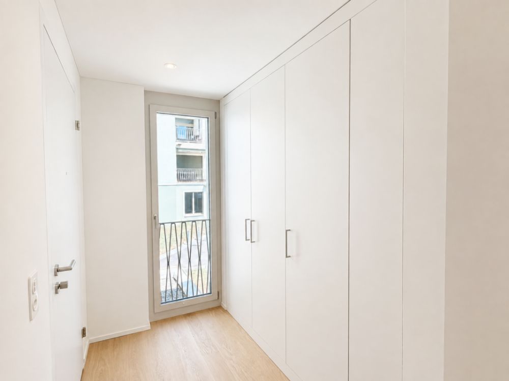 Neue 3.5 Zimmer Attika-Wohnung mit grosser Loggia und atemberaubender Aussicht auf See und Alpenpanorama - Eingangsbereich