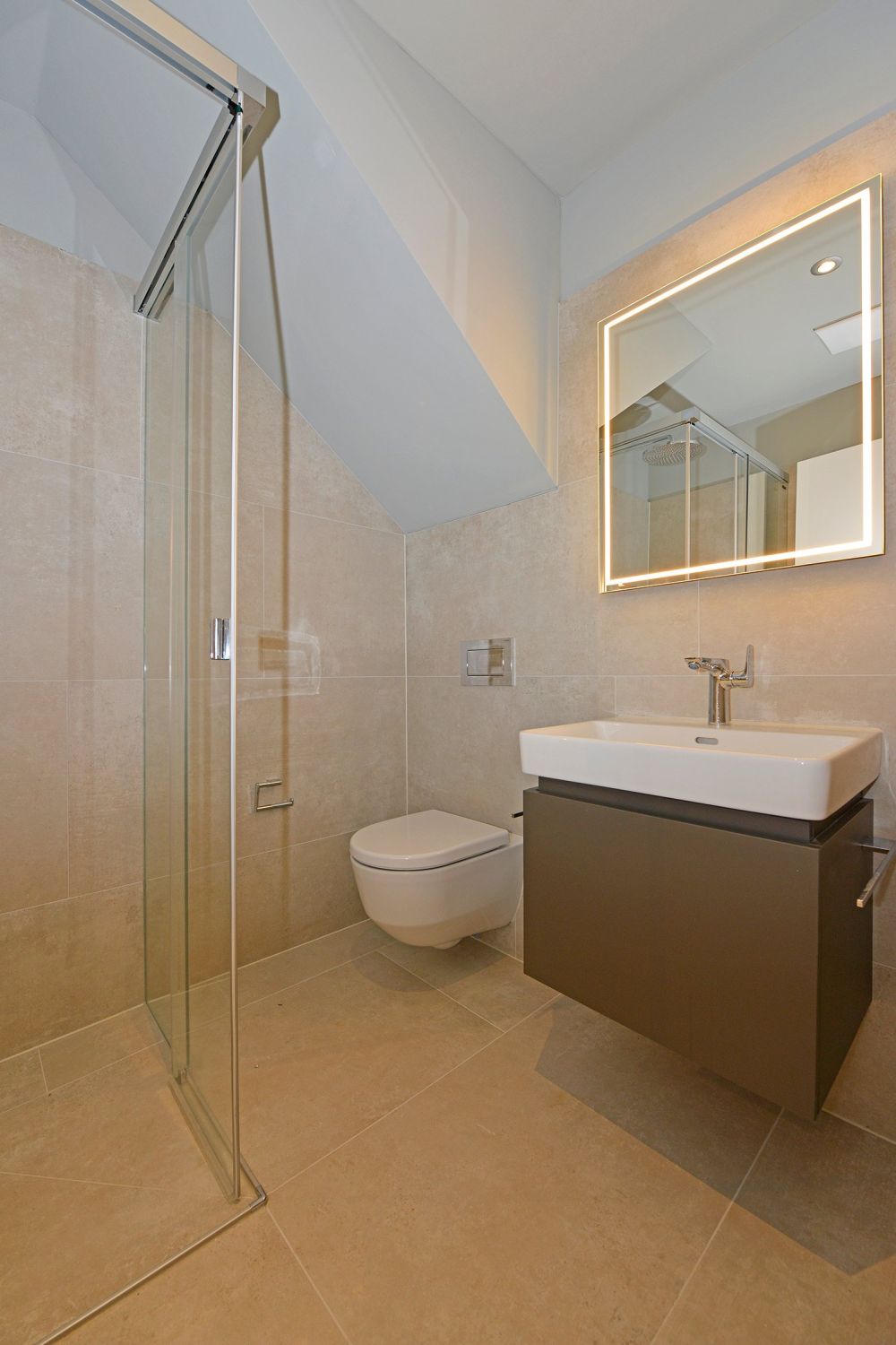 Hochwertige 3.5 Zimmer-Maisonette-Dachwohnung (100m²+) in Bassersdorf - Bad mit Regendusche