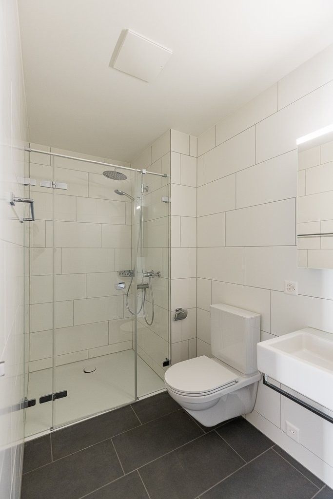 Grosszügige und helle Wohnung - 123-12-0305_Sep._Bad_mit_Dusche.jpg