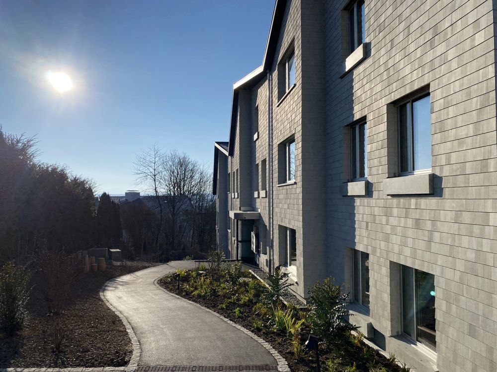 Top-moderne 4.5-Zimmer-Wohnung mit eigenem grossflächigem Garten in Brütten - Bild 1