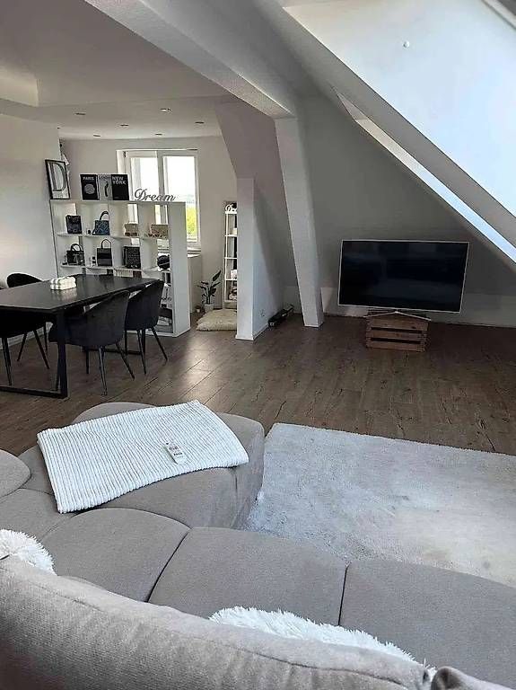 Modernes Dachwohnen mit Stil im Herzen von Neuenkirch 2.5Zi - Bild 1