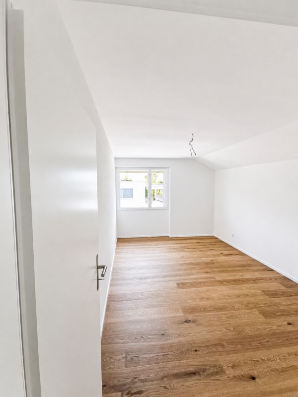 Frisch renovierte Dachwohnung nach umfassender Liegenschaftssanierung - Bild 8