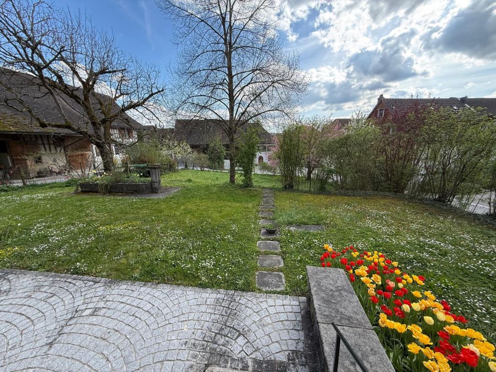 Renoviertes Bauernhaus aus 1799 mit 6.5 Zimmern und grossem Garten - Sitzplatz