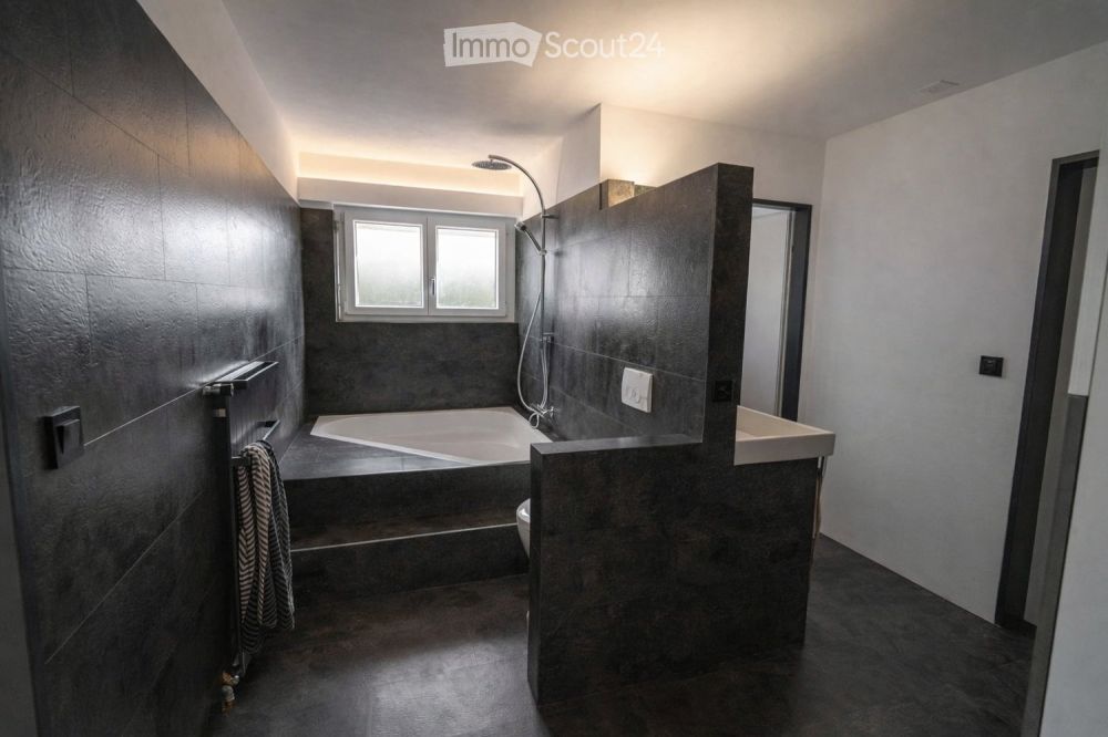 Grosse 3.5 Z Wohnung im Modernen Stihl mit Garage, PP uvm.. - Bild 3