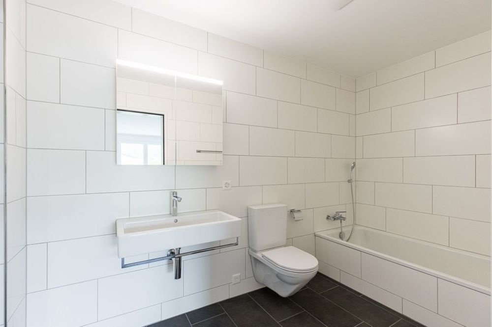 Moderne Wohnung mit grosser Terrasse - Bad_mit_Wanne_und_Dusche.jpg