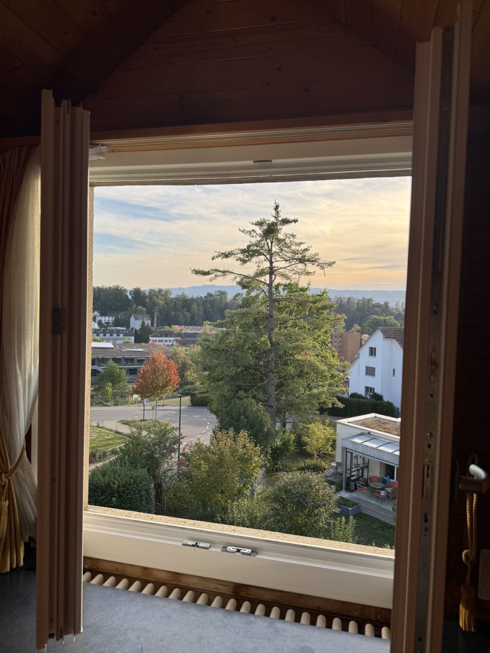 Dachzimmer mit Aussicht in geräumigen WG-Haus - Bild 3