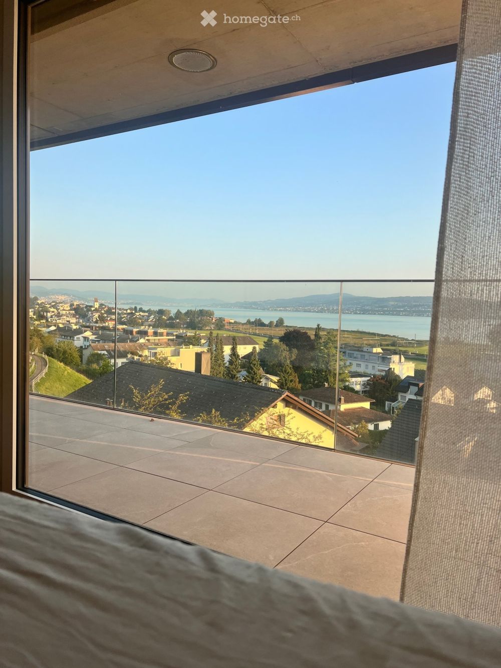 Hochwertig möblierte 3.5-Zimmer-Wohnung mit See- und Bergsicht - Bild 1