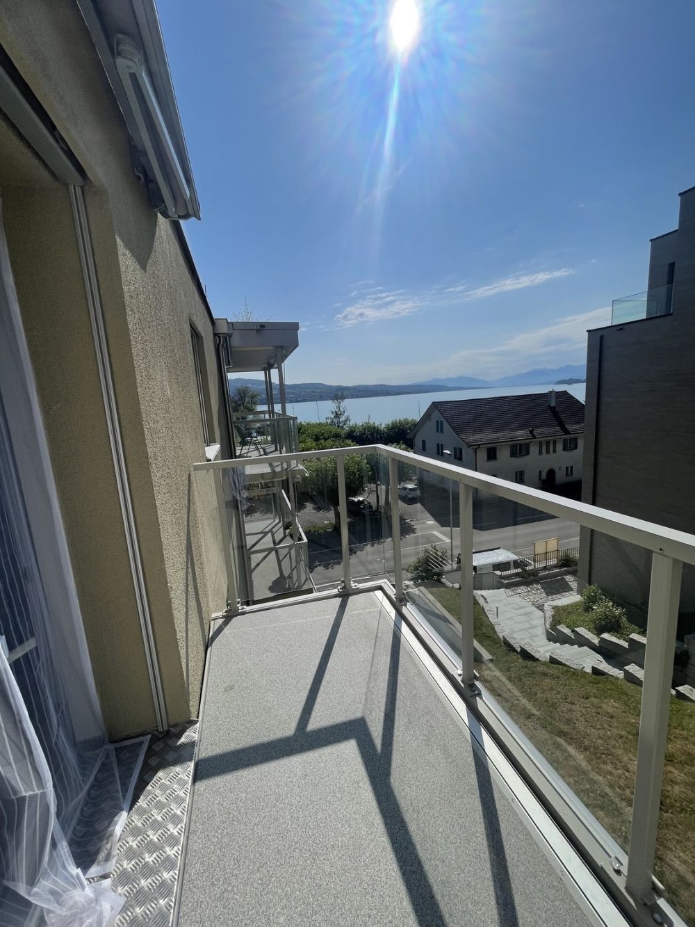 Modernes Studio mit Seesicht, Balkon und Toplage  nur 5 Gehminuten zum Bahnhof Oberrieden - Bild 2