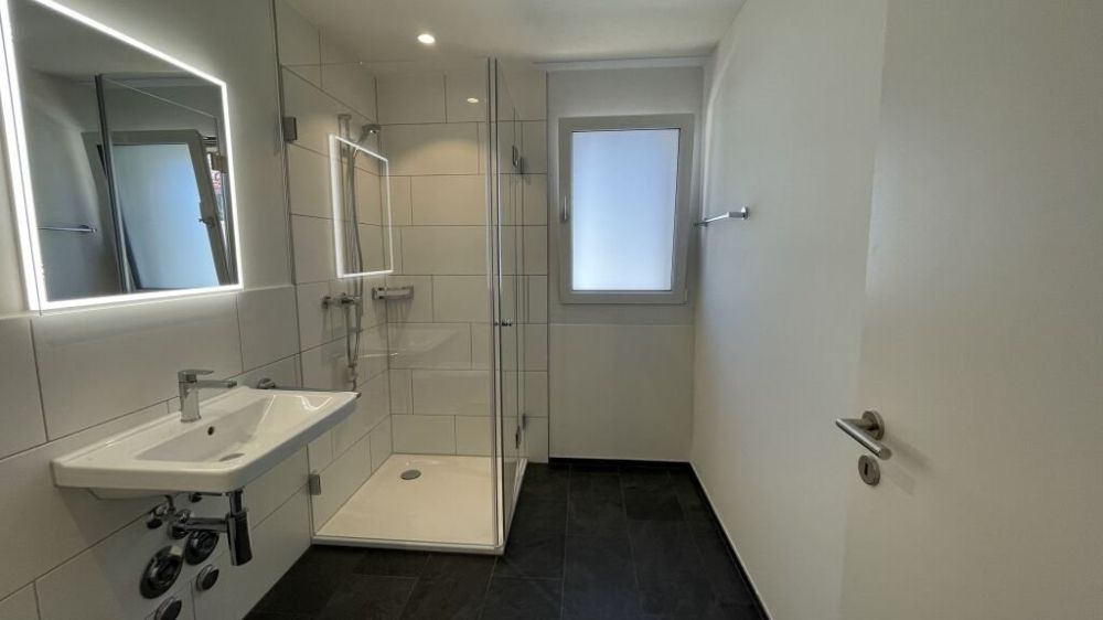 4 Zimmer Neubauwohnung - Badezimmer mit Dusche