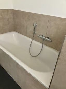 Moderne 5.5-Zimmer-Wohnung mit Garage und Terasse in Elsau - Badzimmer 1