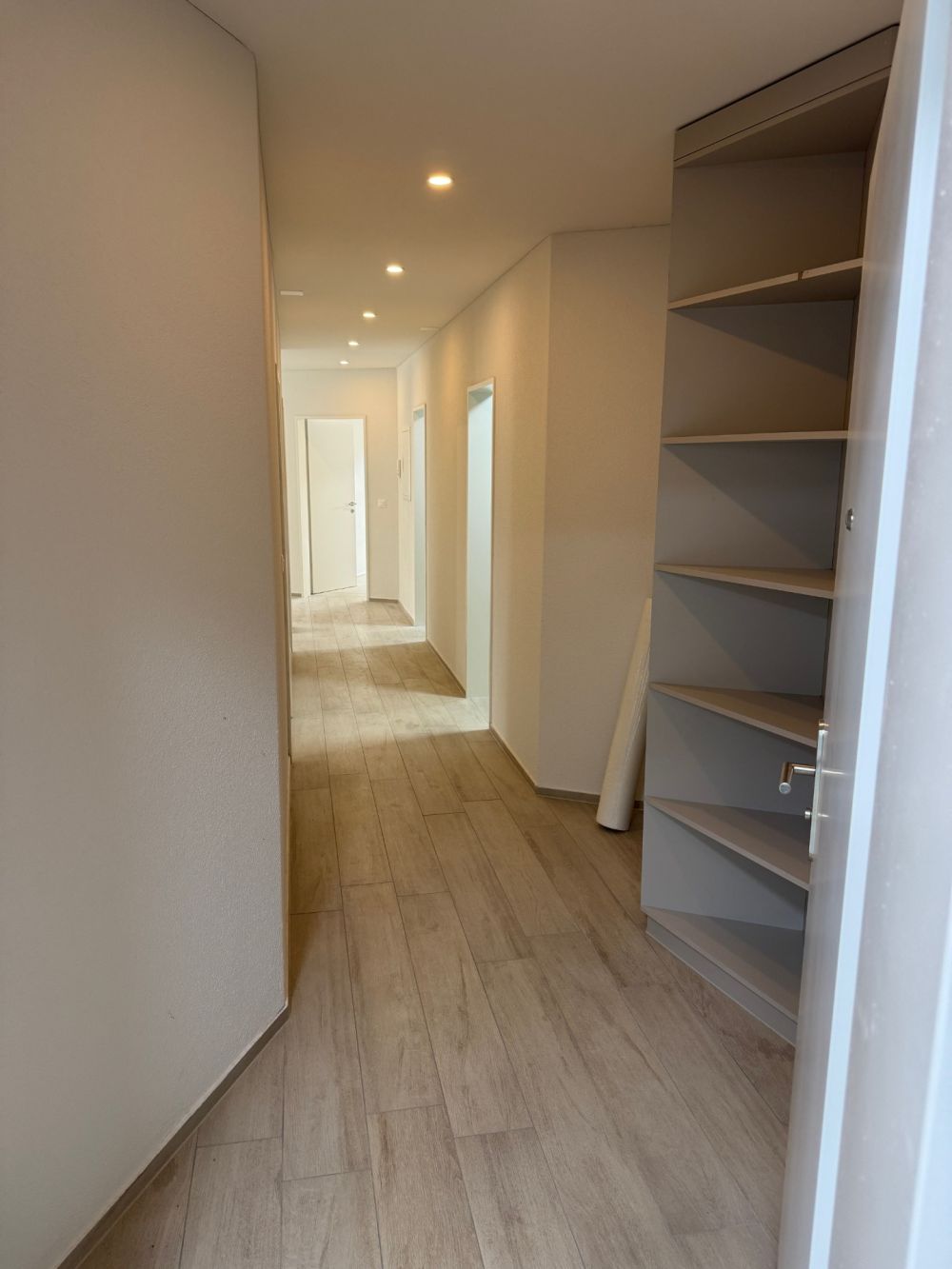 Erstvermietung moderne 4.5-Zimmer-Parterre-Wohnung - Korridor