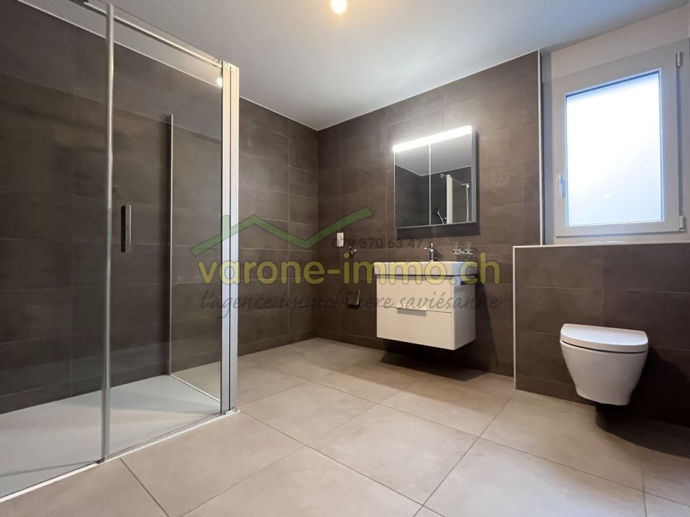 À LOUER à Saint-Germain / Savièse - 4.5 pces - WC / Douche de l'appartement témoin