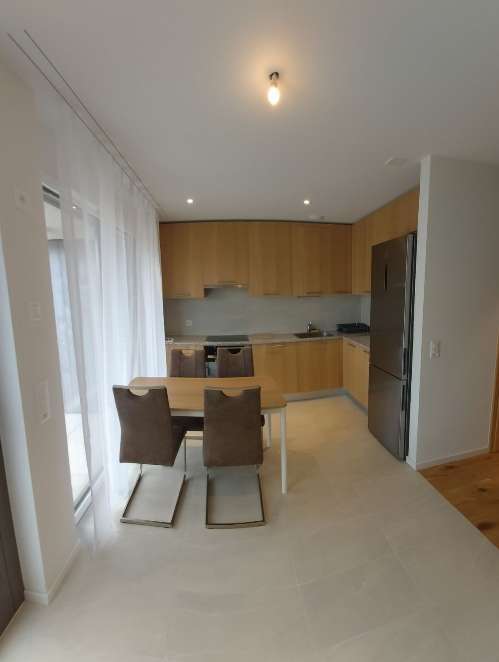 1 pièce meublée, app. neuf, moderne, 110m2, 2-éme étage - Bild 2