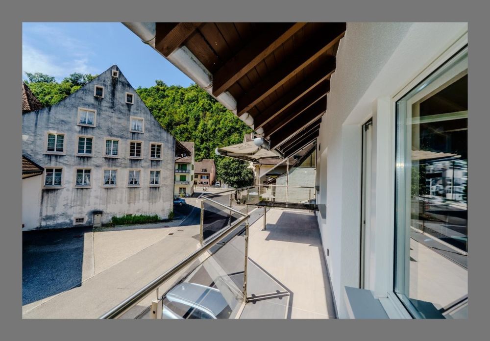 Moderne 4.5-Zimmer-Maisonettwohnung in Hölstein zu vermieten - 07 Aussicht Balkon